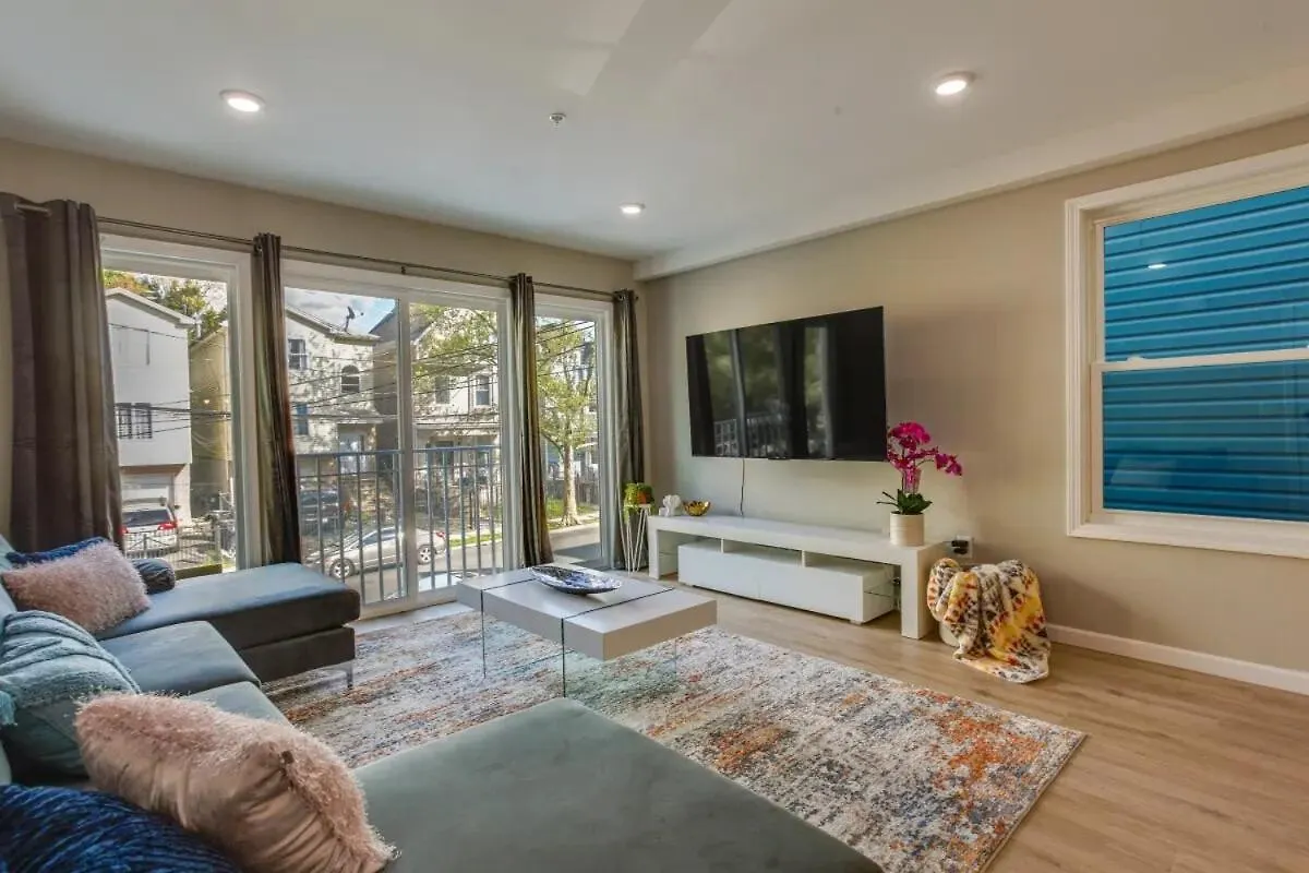 Apartment Spacious 6 Bedroom Home With Nyc Access & Parking! Newark United States