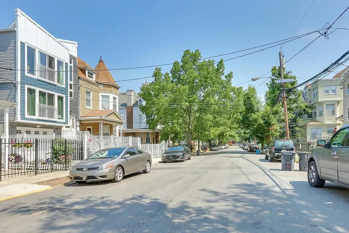 Spacious 6 Bedroom Home With Nyc Access & Parking! Newark United States
